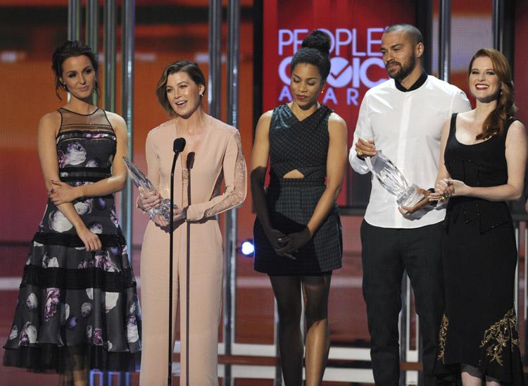 Camilla Luddington, from left, Ellen Pompeo, Kelly McCreary, Jesse Williams, and Sarah Drew of “Grey’s Anatomy” accept the award for favorite network TV drama at the Peoples Choice Awards at the Nokia Theatre on Wednesday, Jan. 7, 2015, in Los Angeles. (Photo by Chris Pizzello/Invision/AP)