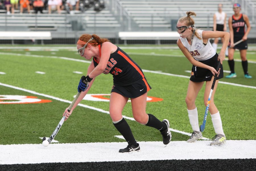 Team+caption+junior+Kailey+Noud+dribbles+the+ball+down+the+field.