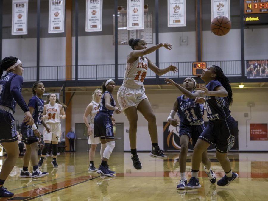 Senior Jaylen Townsend passes the ball to a teammate during a home game on Jan. 25.