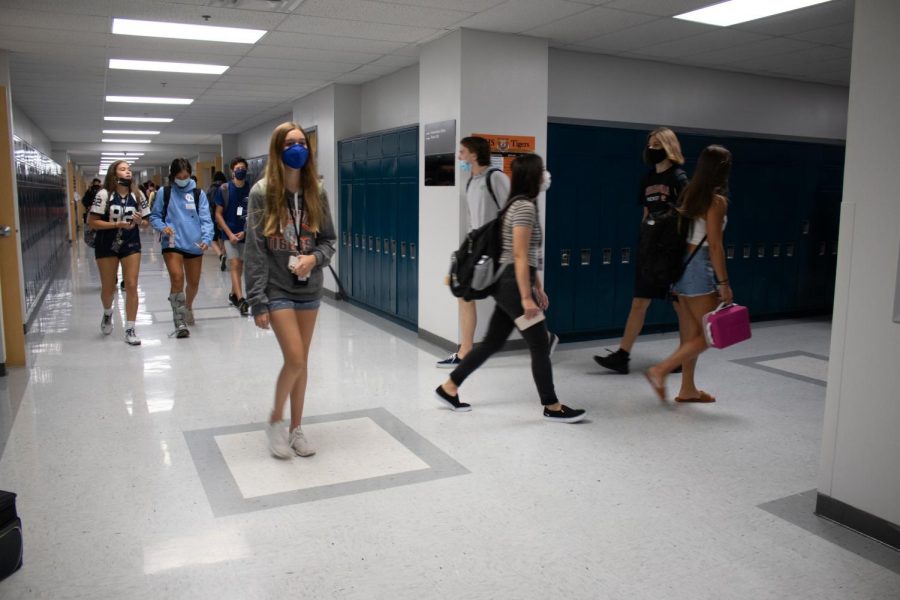Students walk through the halls on Sept. 8, 2021. In accordance with district guidelines, students are allowed to take mask breaks during passing period.