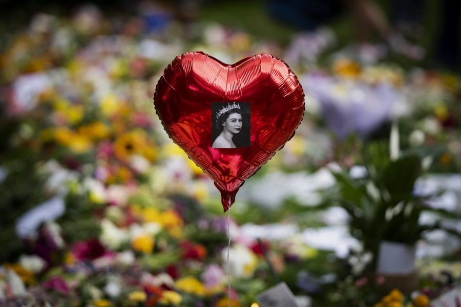 A+balloon+with+a+picture+of+Queen+Elizabeth+II+on+it+sits+at+a+memorial+near+Buckingham+Palace.