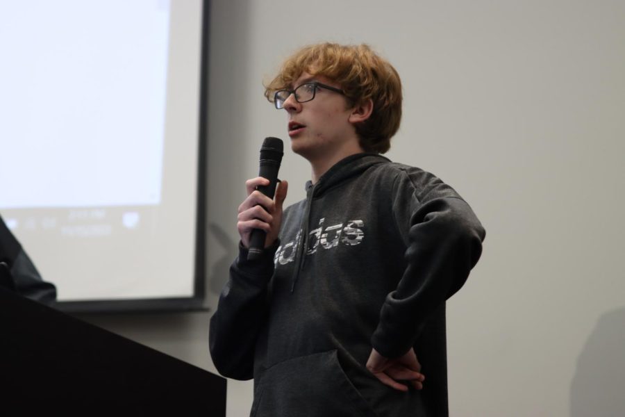 Senior Liam Steinmann addresses attendees of the first meeting of esports club on Tuesday, Nov. 15.