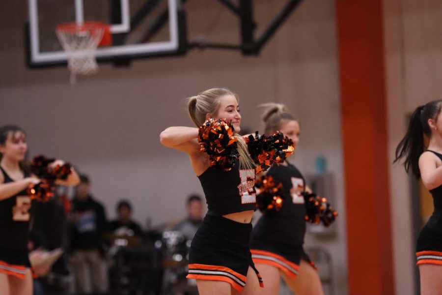 Sophomore+Addison+Keller+dances+at+the+halftime+show+at+the+boys+basketball+game+against+Alton.+