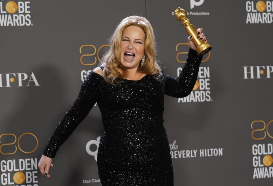 Jennifer+Coolidge+poses+with+her+Golden+Globe+on+Jan.+10.