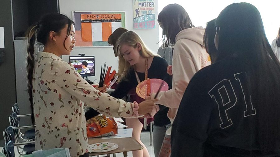 ‘Chopstick Seminar’ Invites EHS to Experience Asian Culture