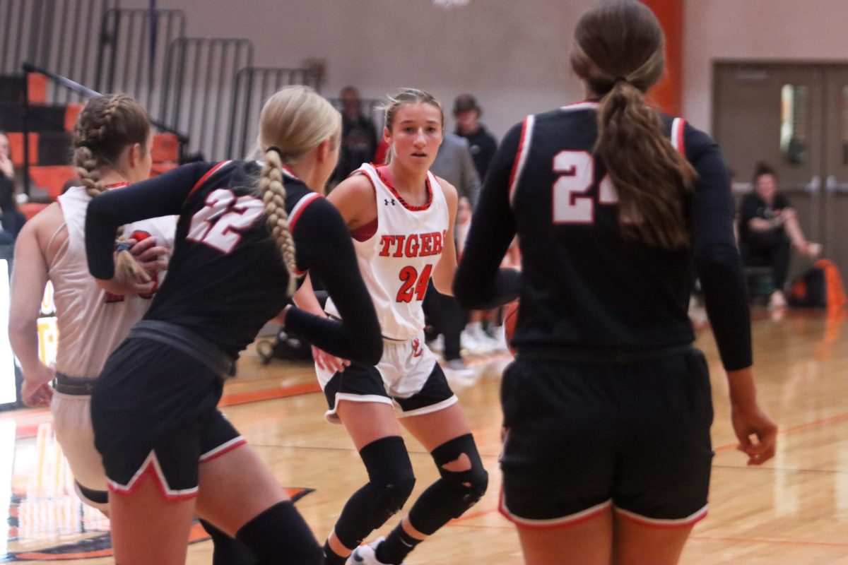 Freshman+Sophie+Shapiro+dribbles+in+the+Nov.+28+home+game+against+Highland.+Shapiro+scored+two+points%2C+one+rebound+and+an+assist.