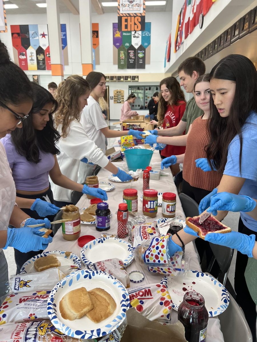 Students meet in the commons on behalf of the Care Closet to pack 50 lunches for homeless citizens in St. Louis. 